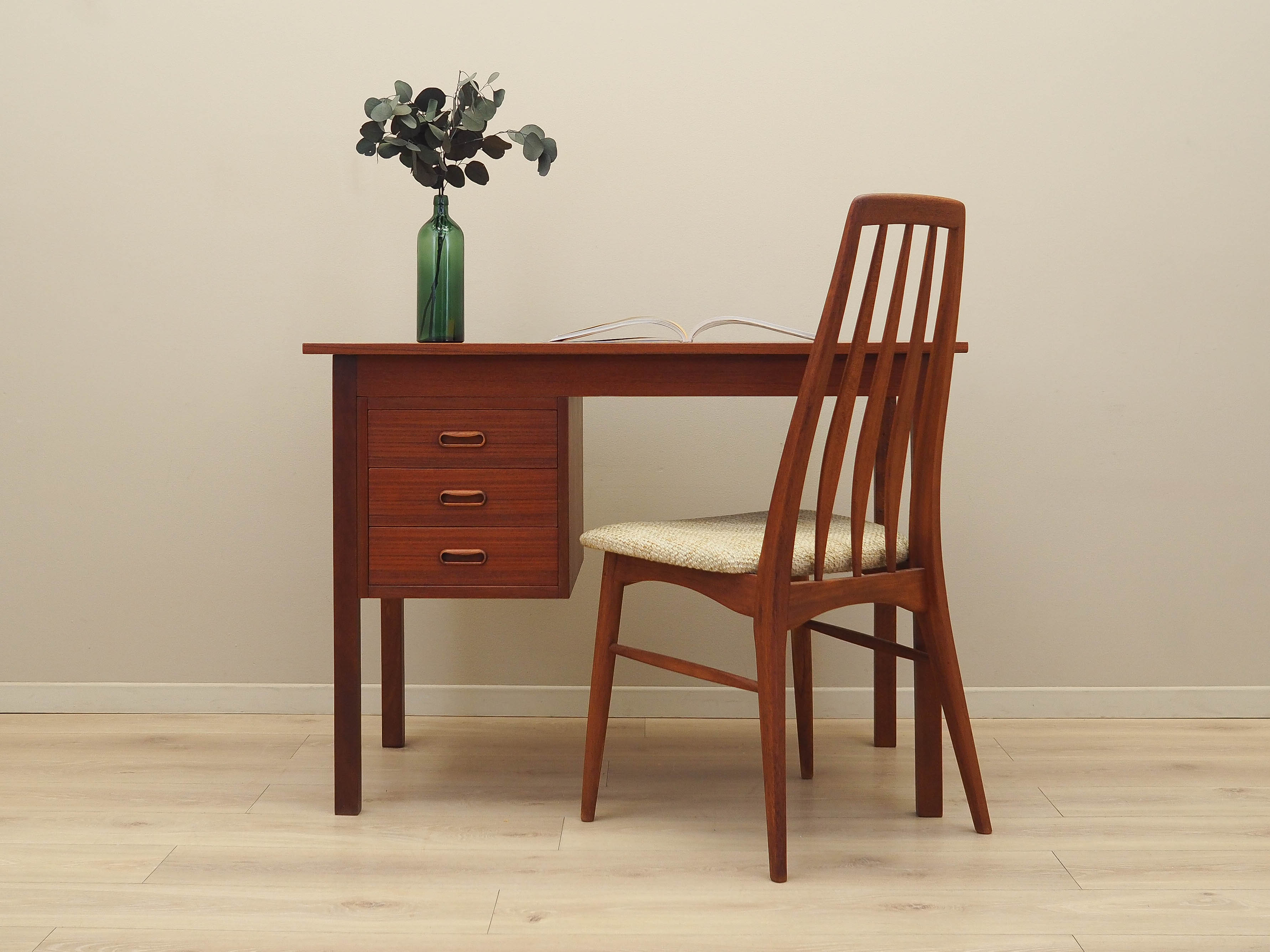 Scrivania in teak marrone anni '70