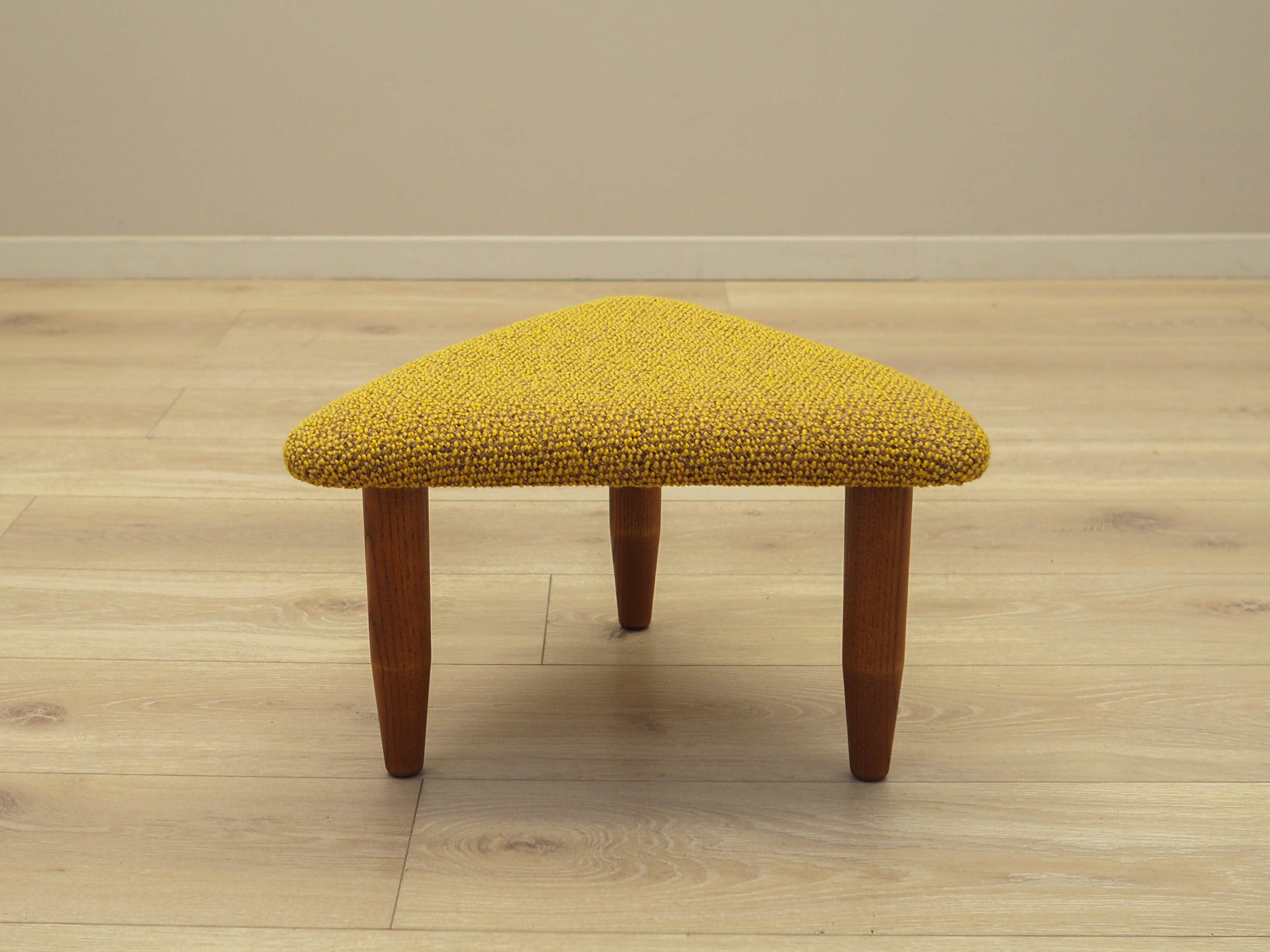 Sgabello giallo senape anni '90