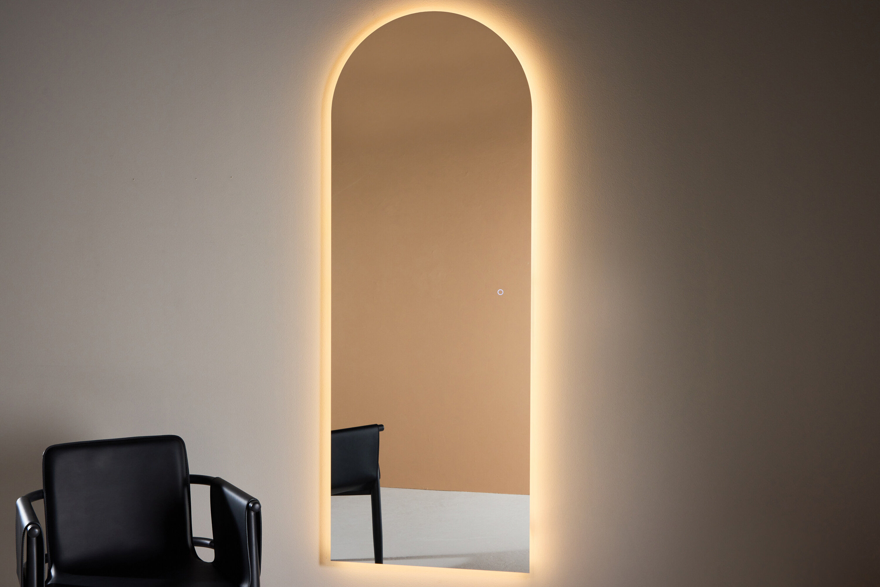 Mirror with integrated lamp
