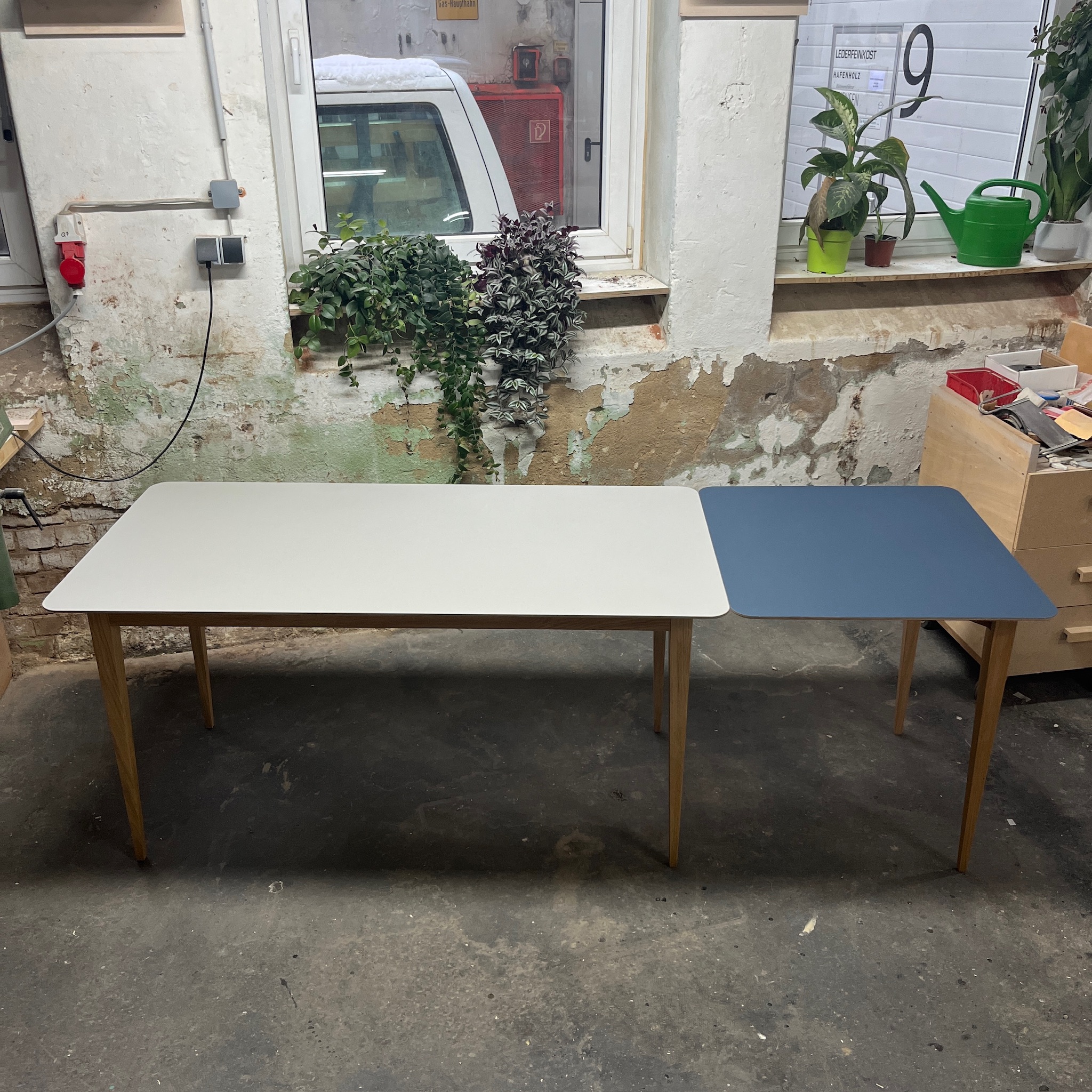 Beluga Tisch mit Verlängerung Holz Pebble Smokey Blue