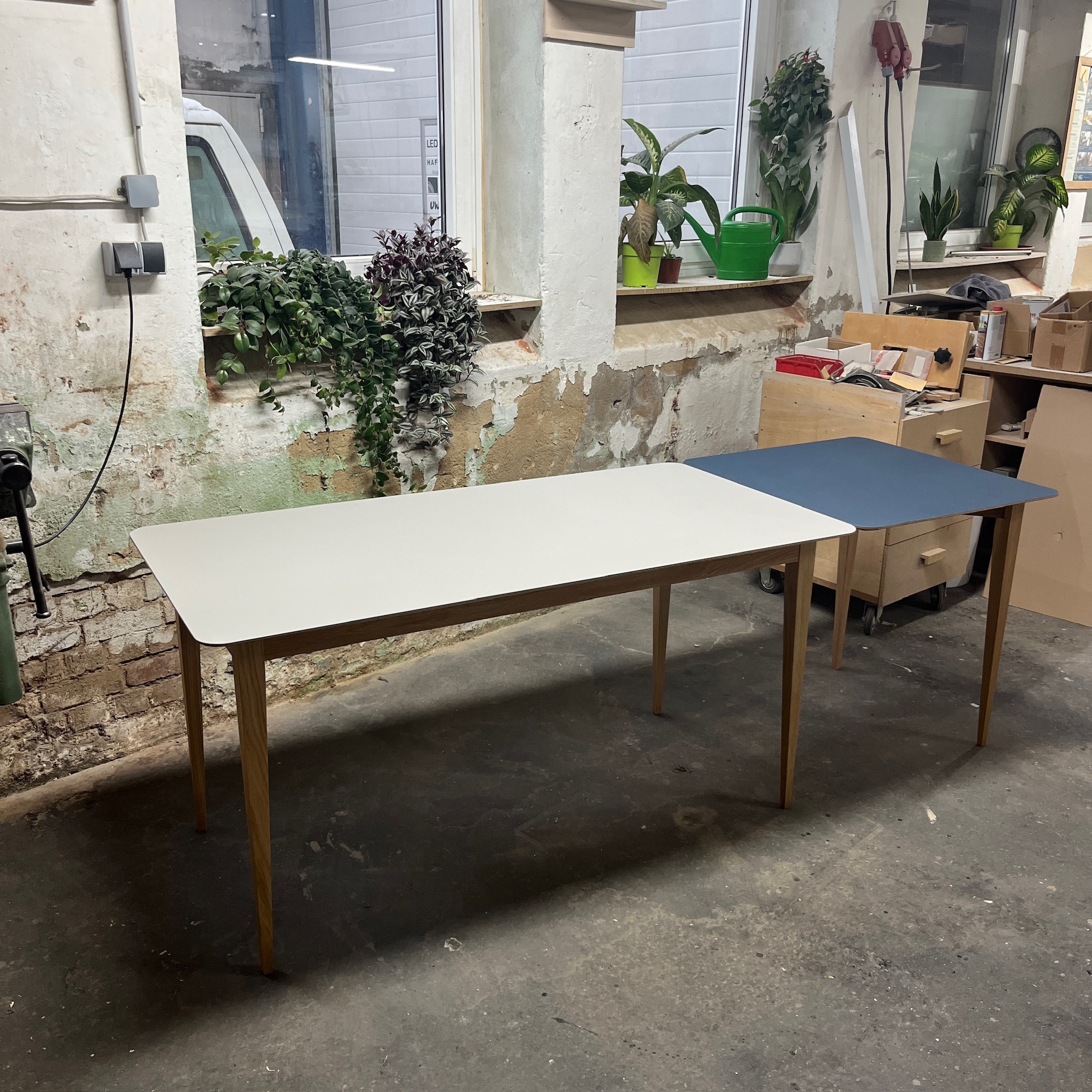 Beluga Table with extension Wood Pebble Smokey Blue