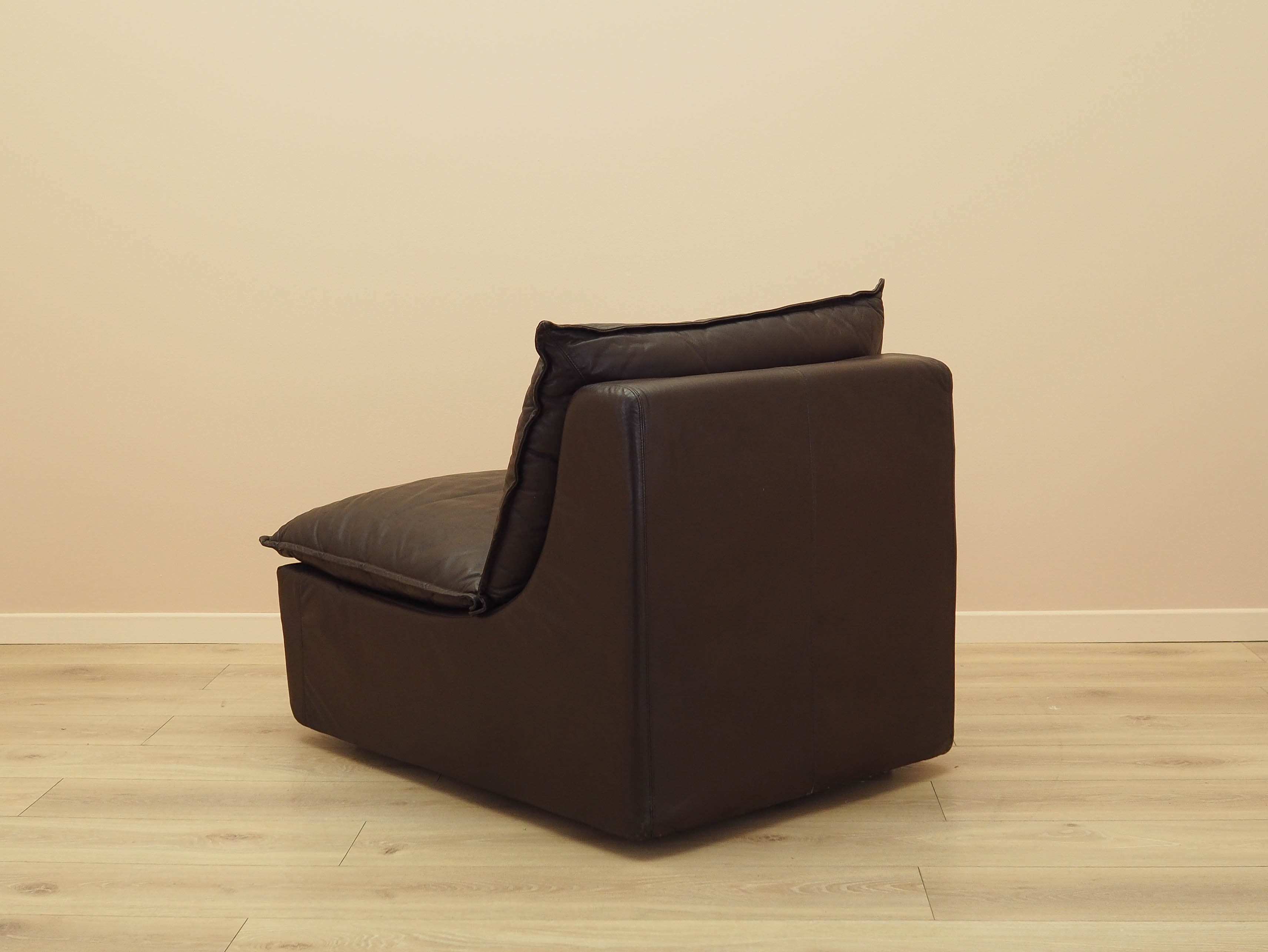 Leather armchair Brown