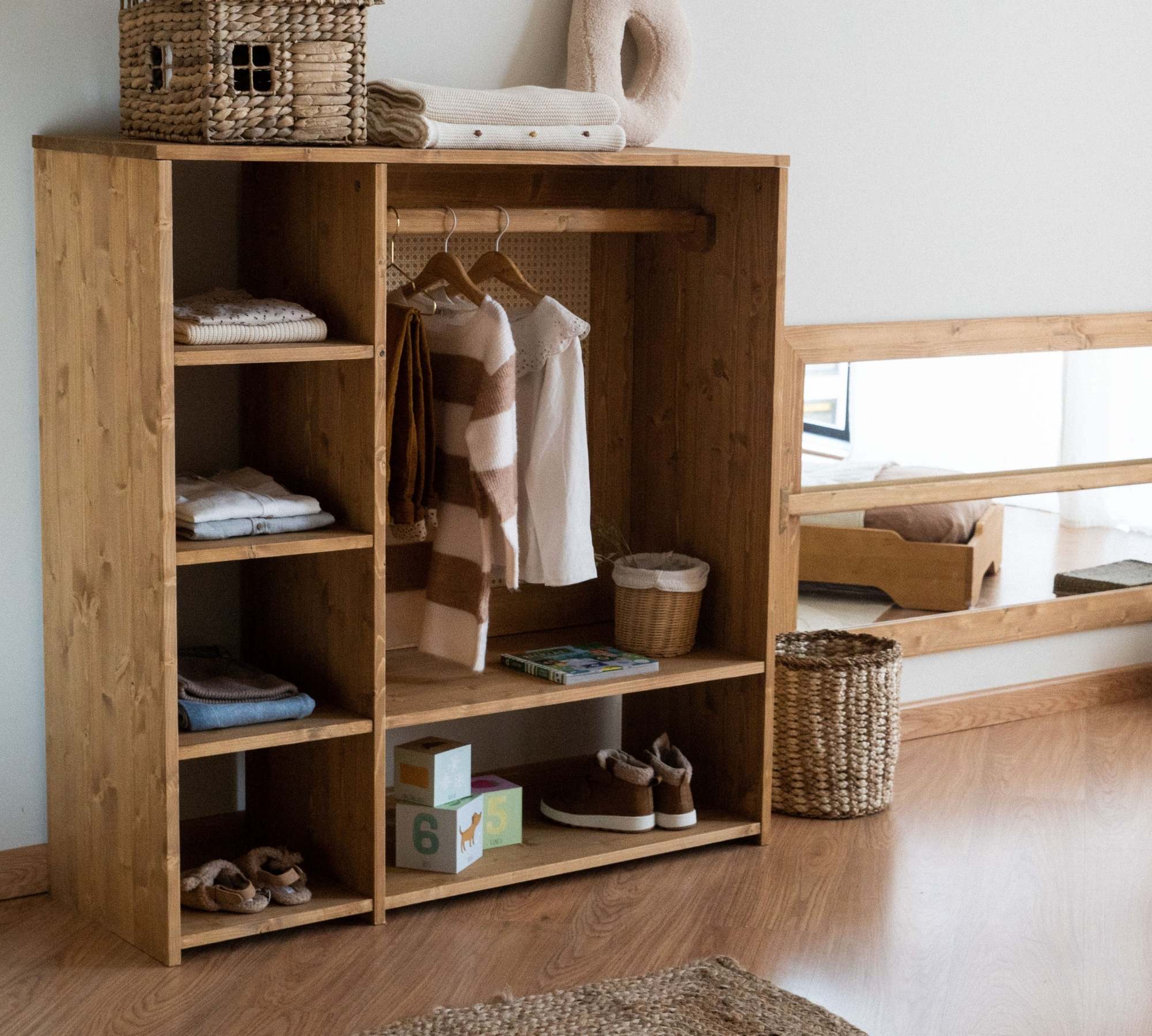 Kinderschrank Montessori in heller Holzoptik