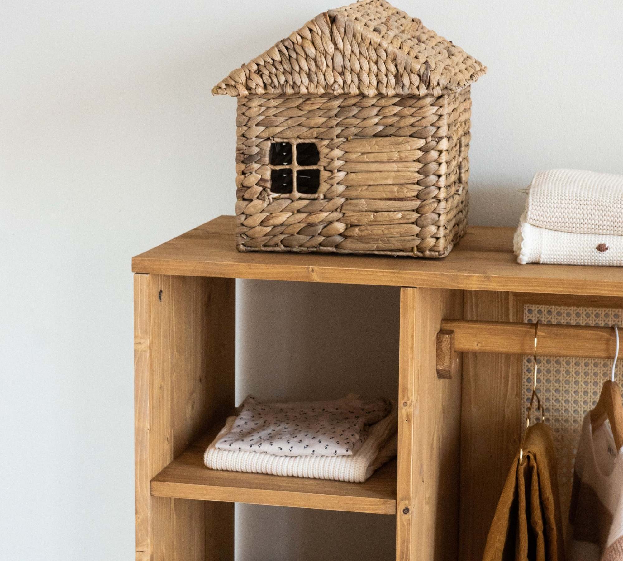 Kinderschrank Montessori in heller Holzoptik