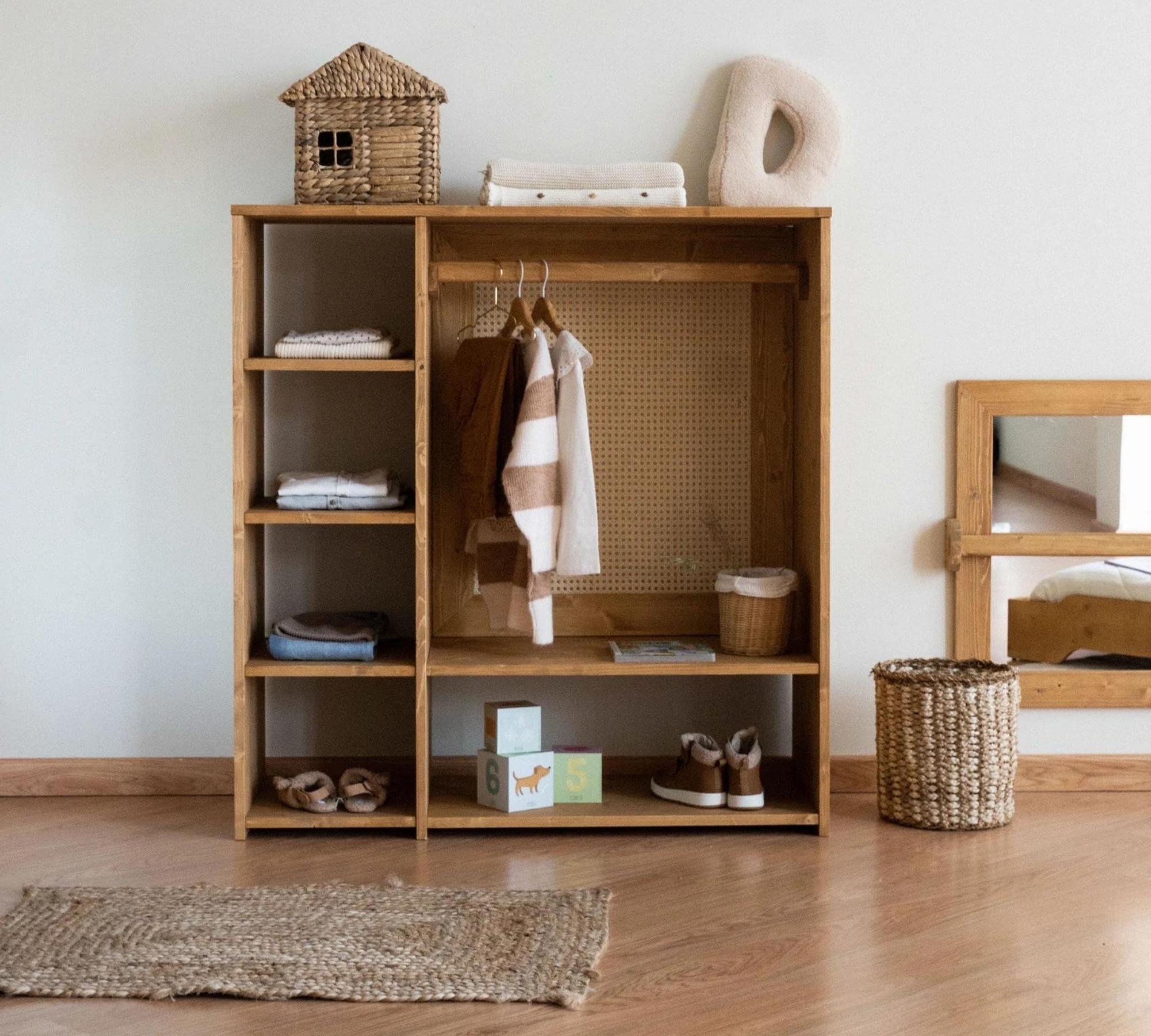 Kinderschrank Montessori in heller Holzoptik