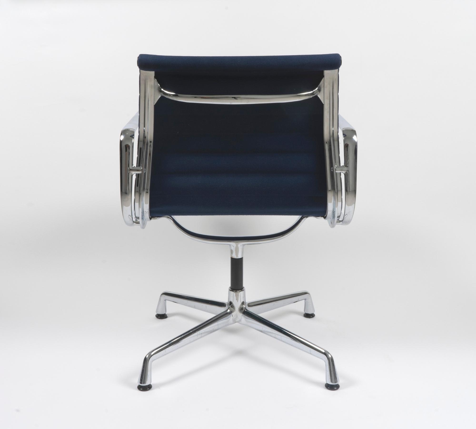 Vitra EA 107 Aluminum Chair Hopsak Blau