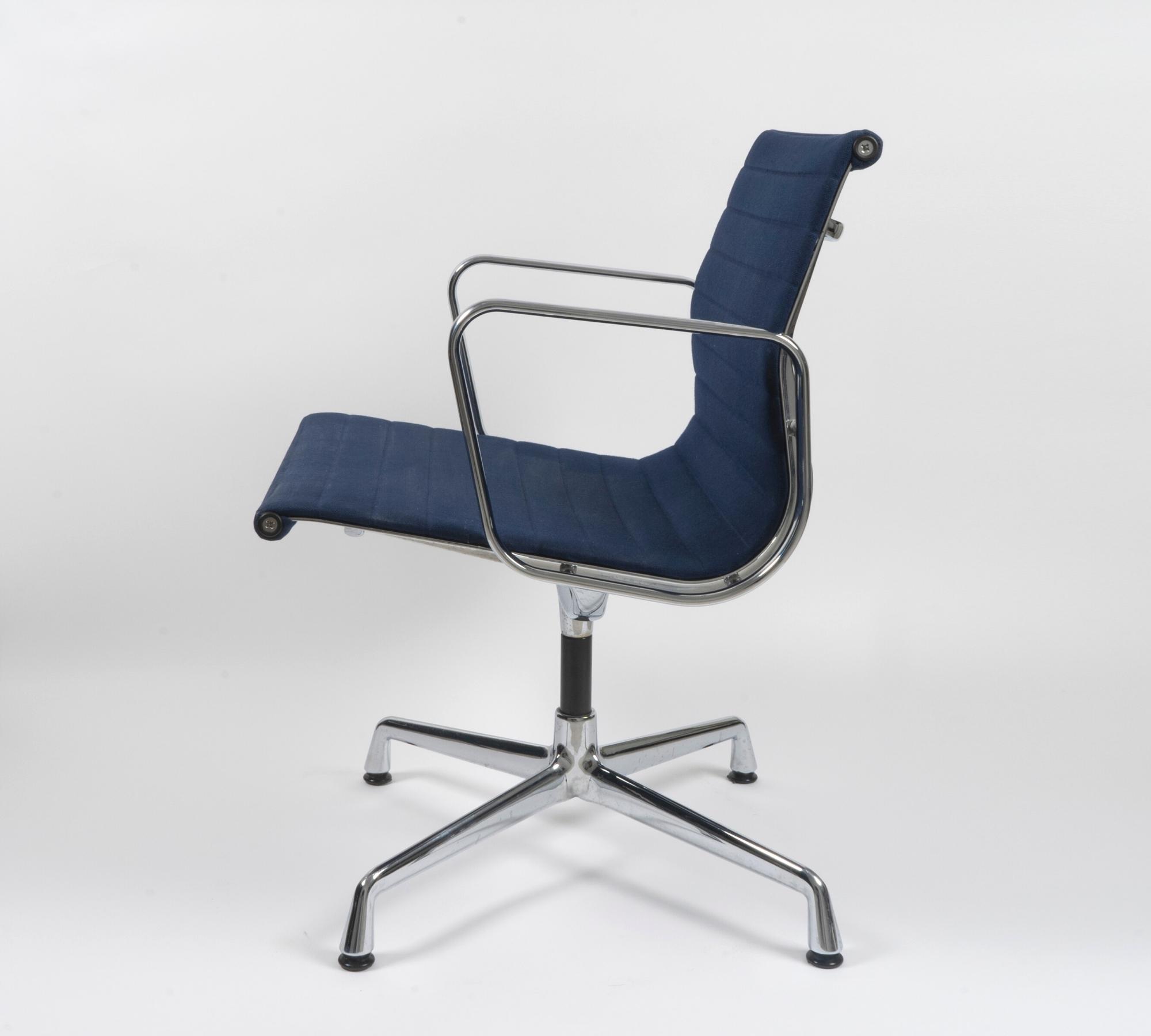 Vitra EA 107 Aluminum Chair Hopsak Blau