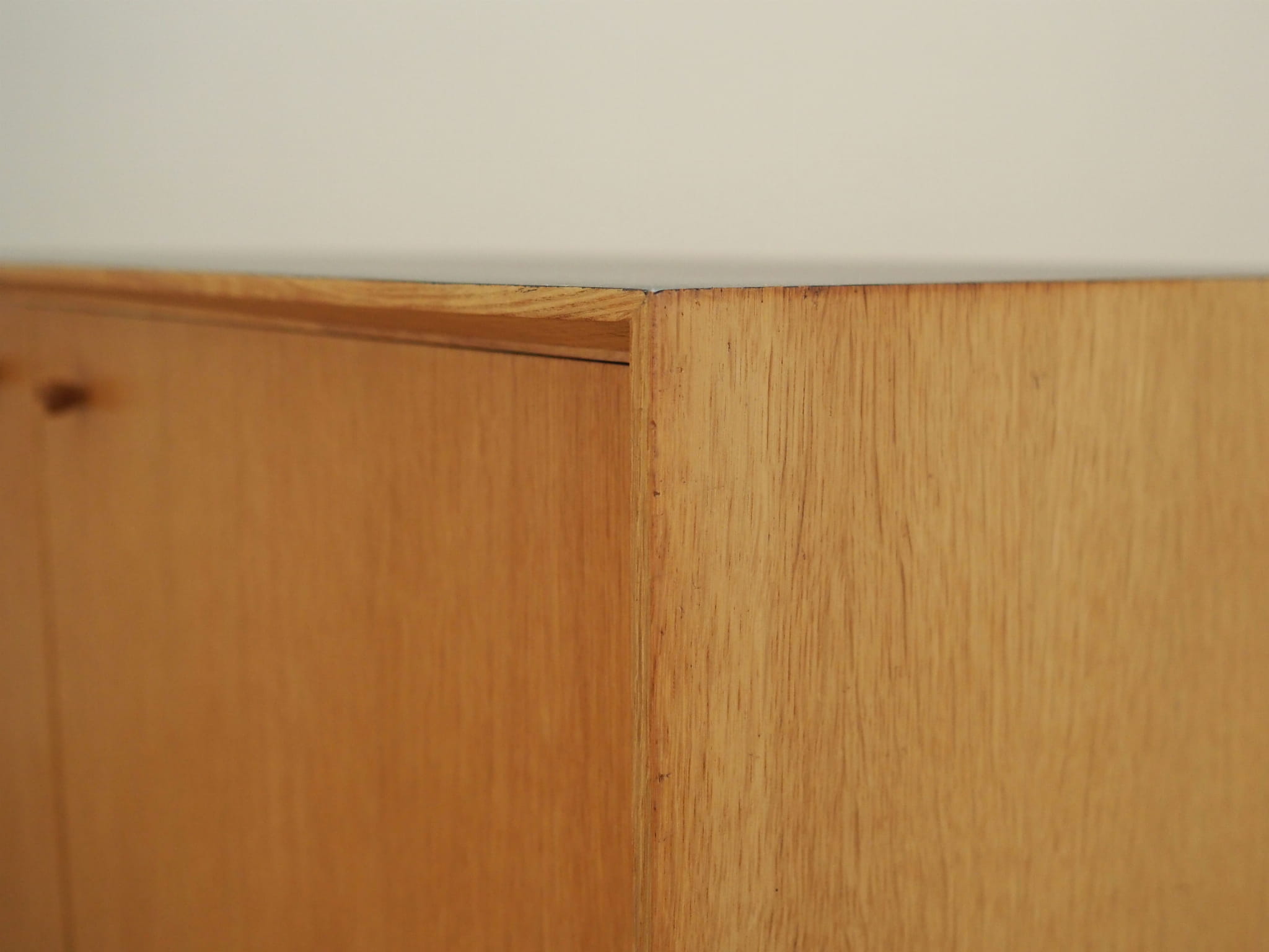 Armadio vintage in legno beige anni '70