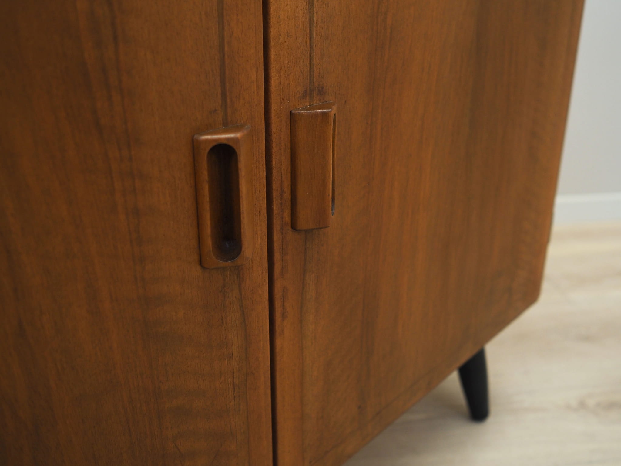 Vintage Schrank Nussbaumholz Braun 1960er Jahre