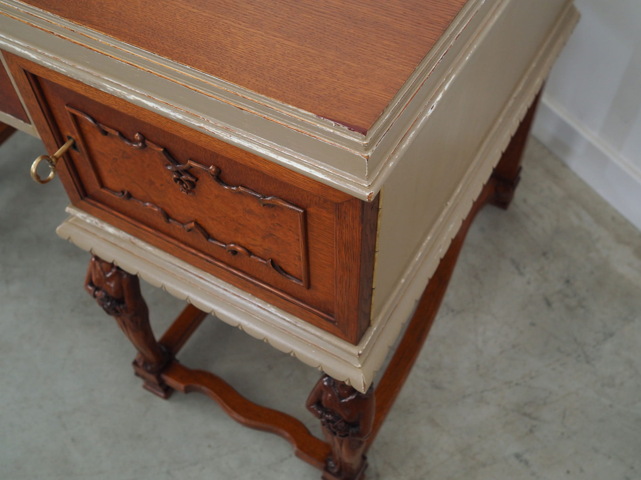 Scrivania vintage in legno marrone anni '50