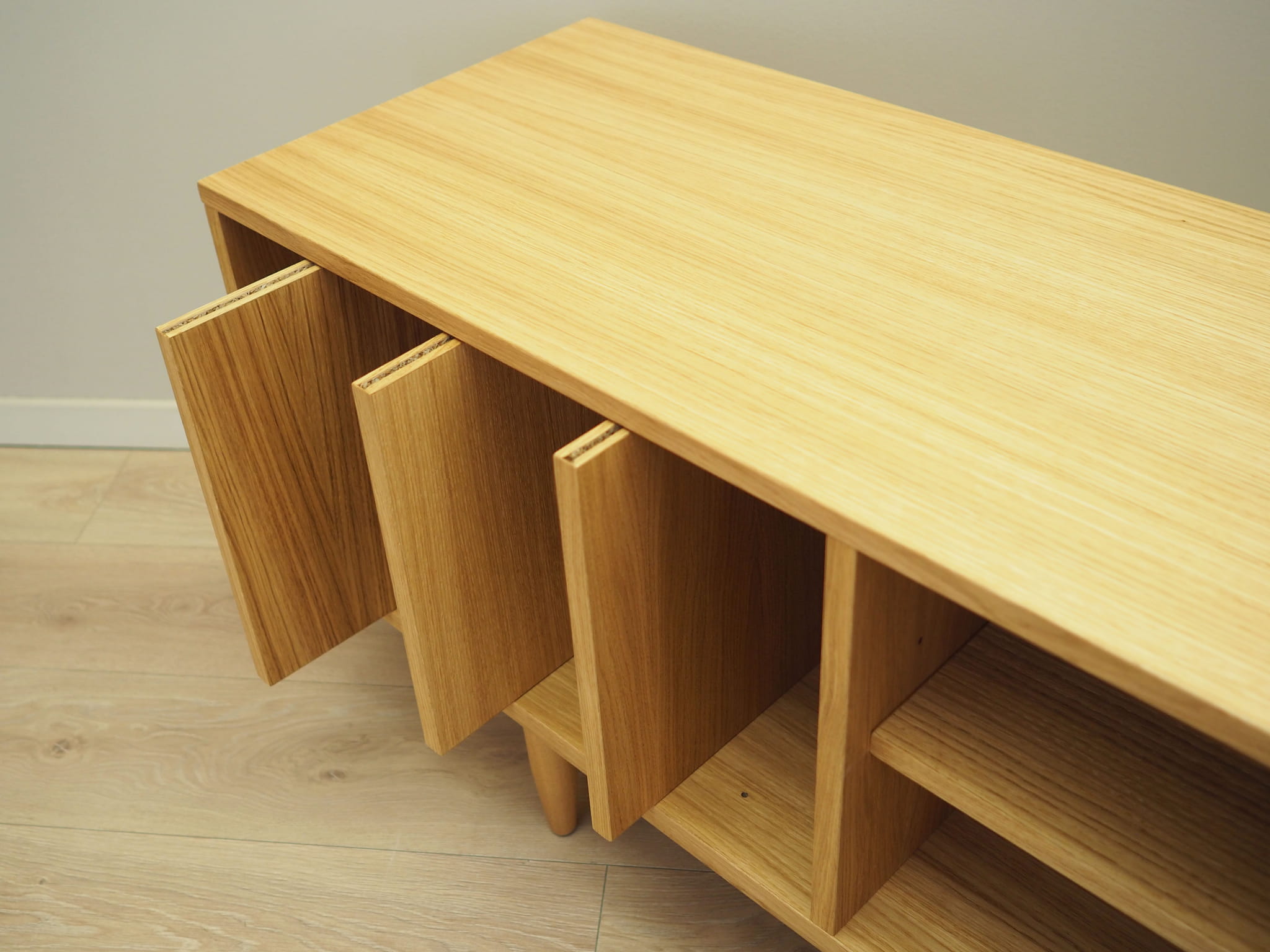 D-S19 Vinylschrank Eichenfurnier