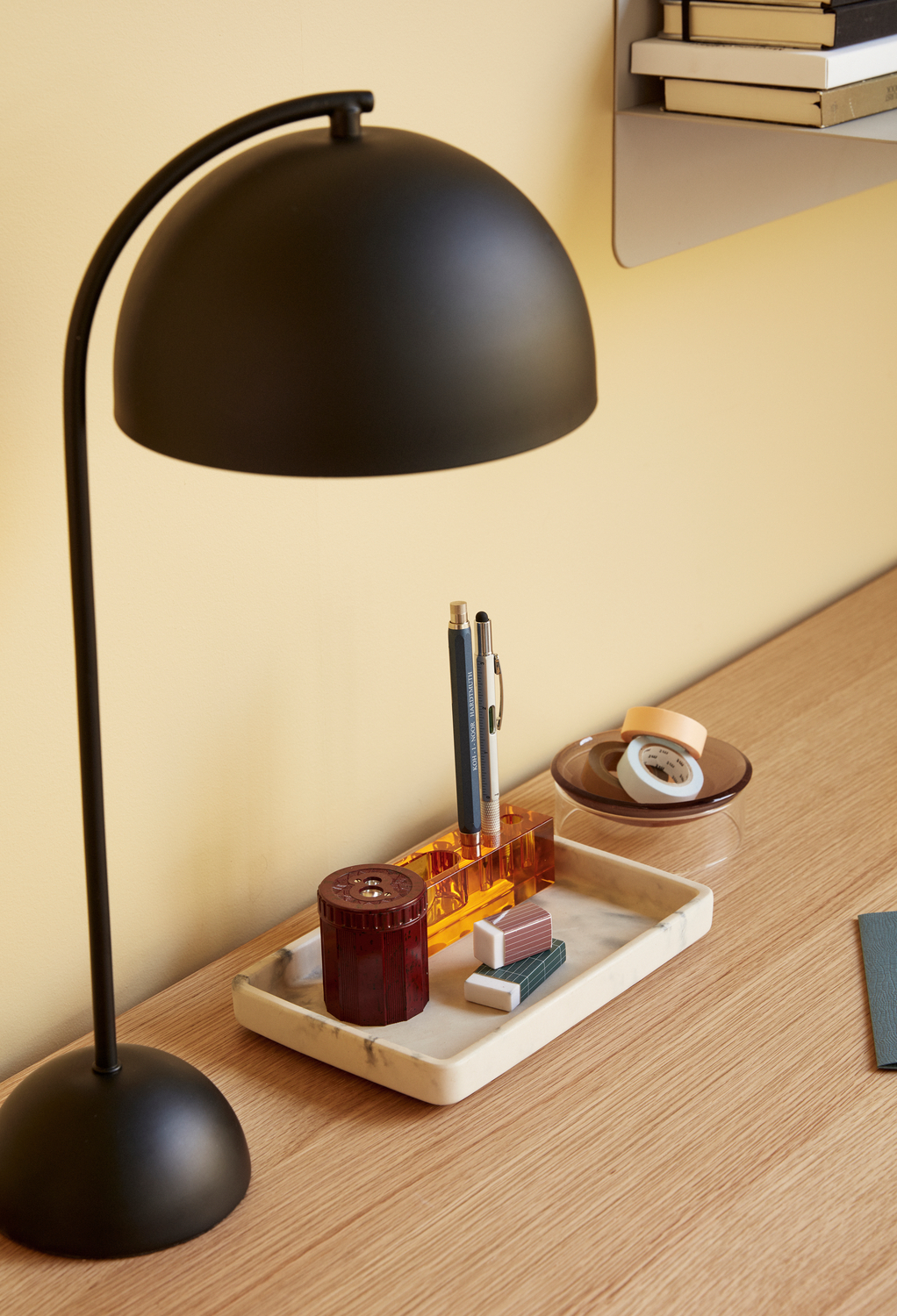 Form Tischlampe Schwarz