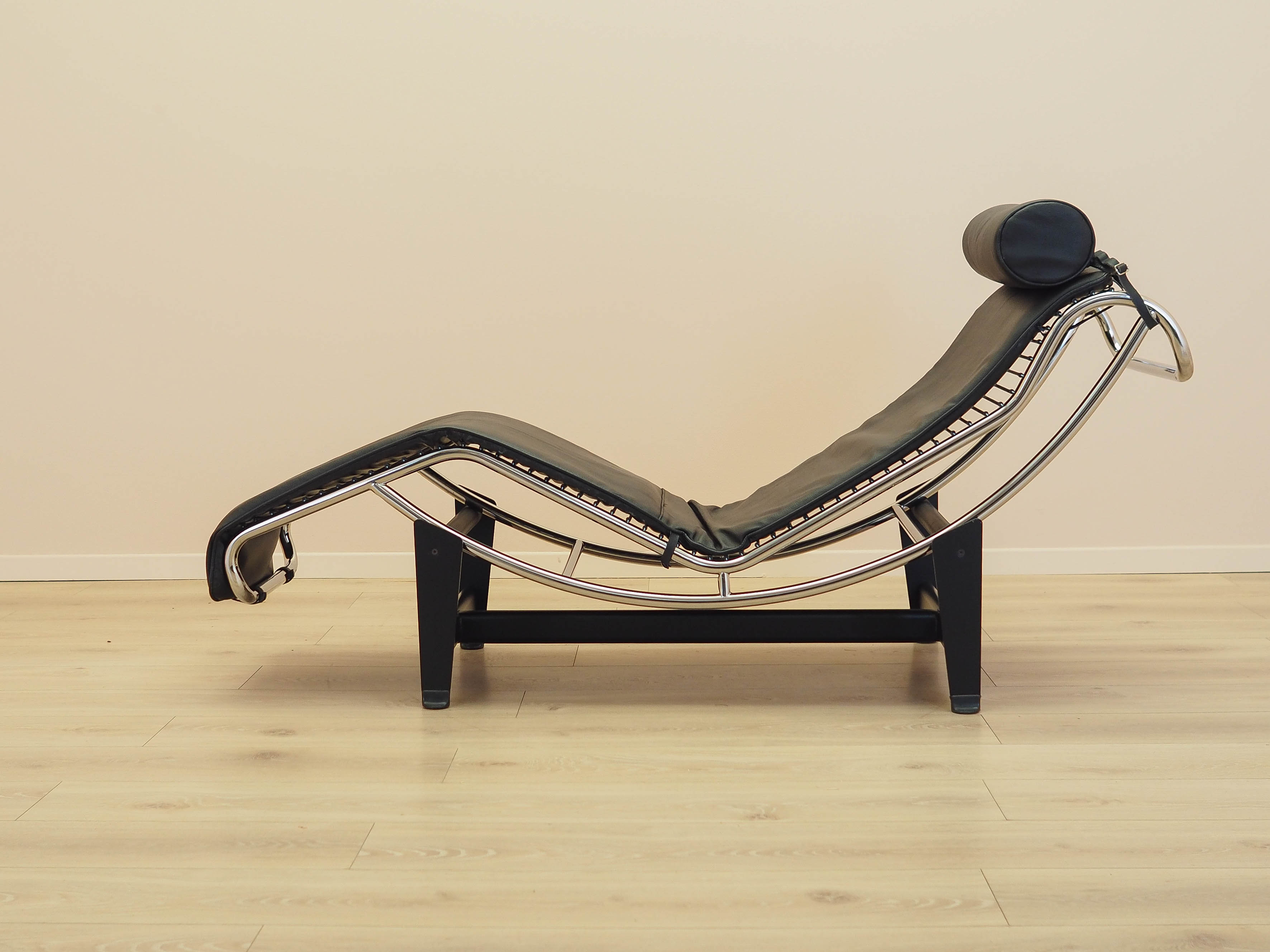 Leather chaise longue in LC4 style 1980s