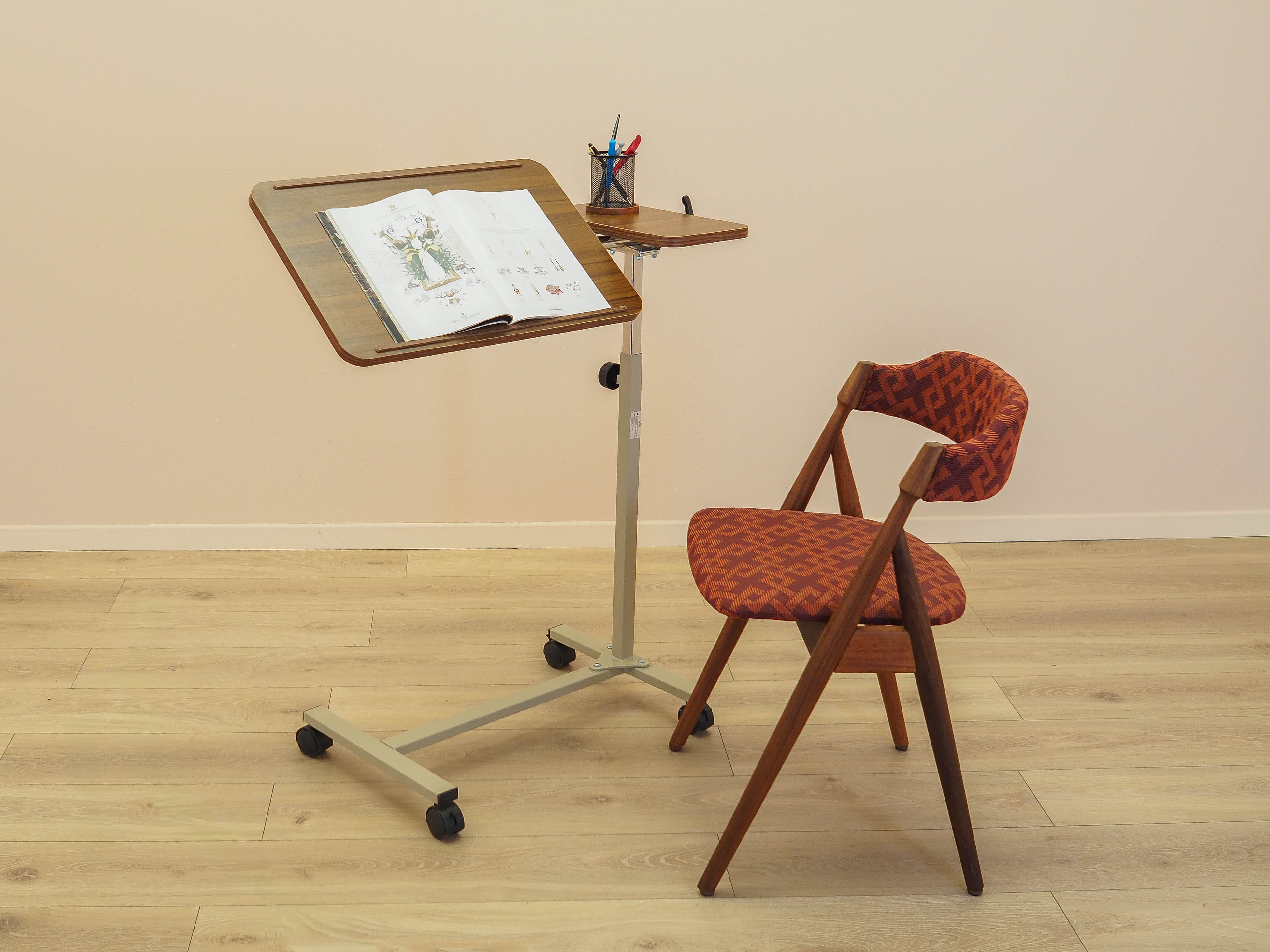 Music stand 2000s