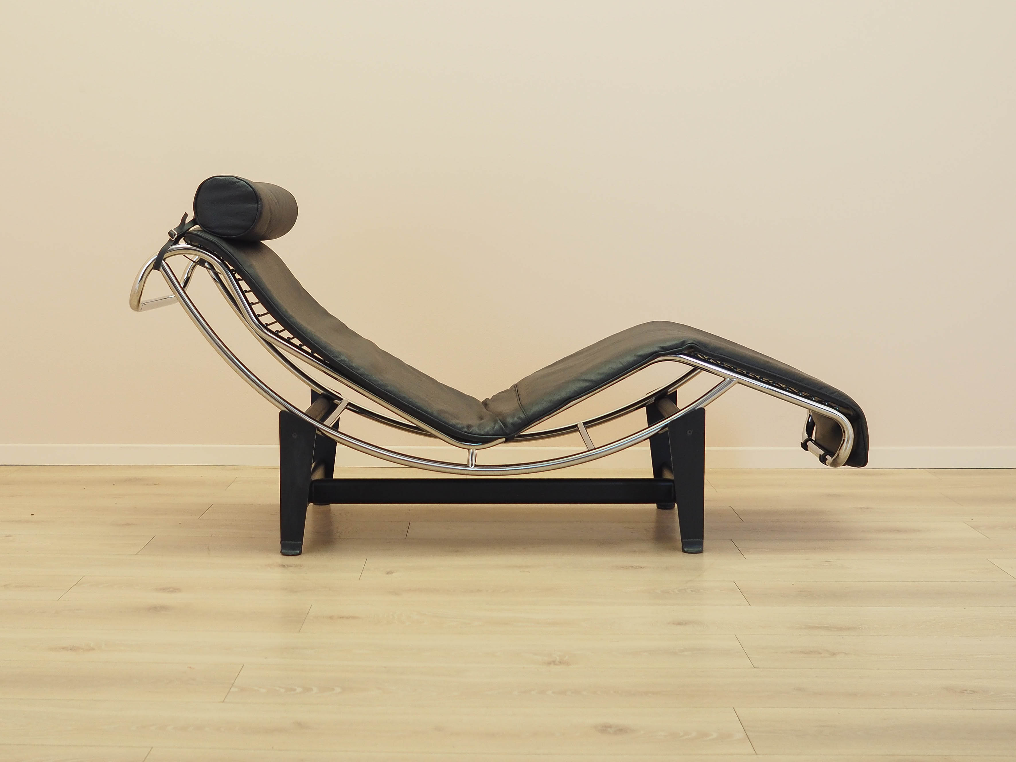 Leather chaise longue in LC4 style 1980s