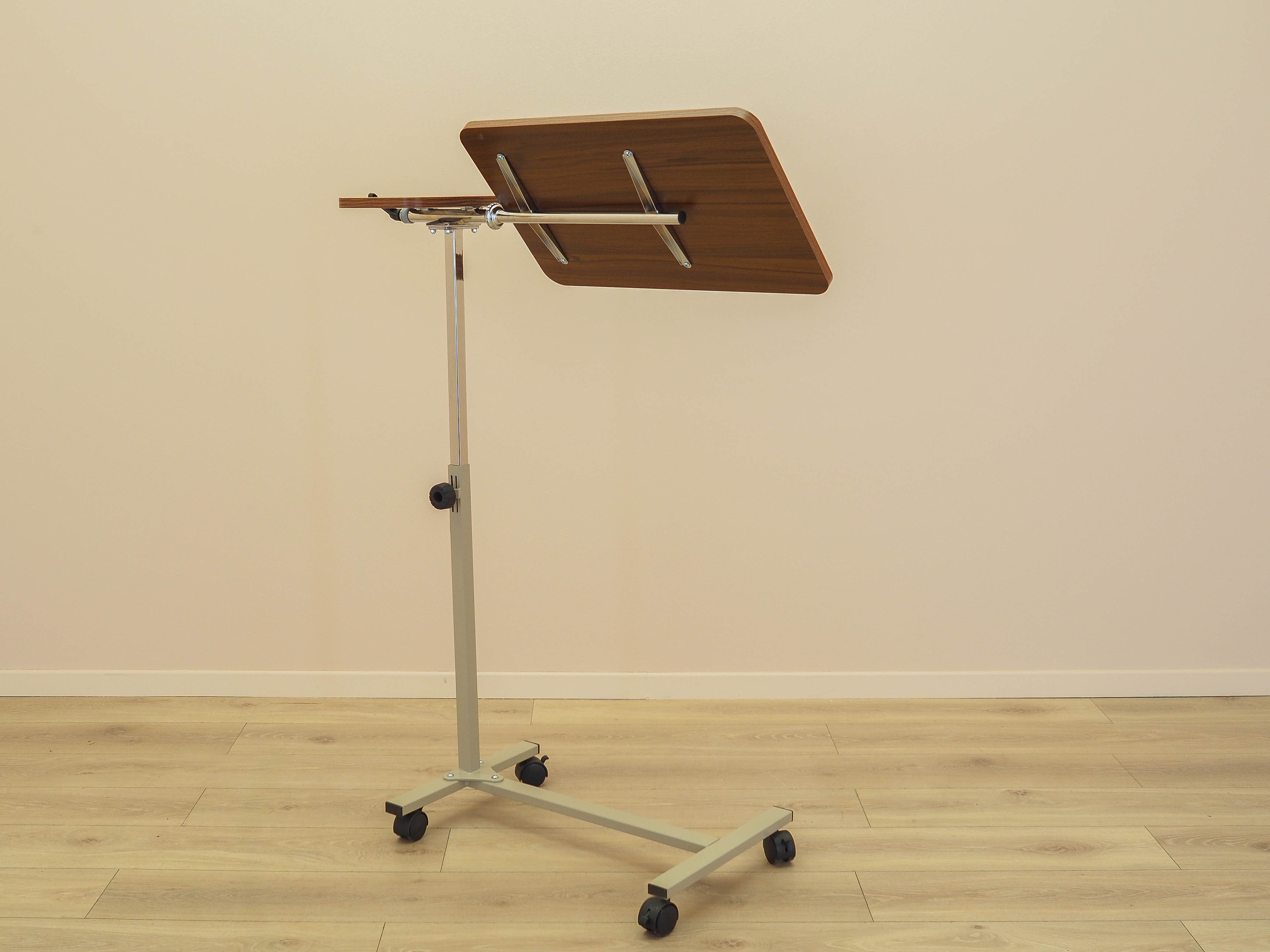 Music stand 2000s