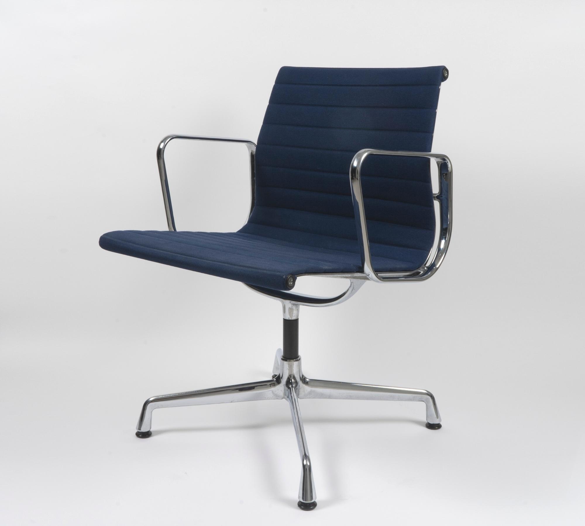 Vitra EA 107 Aluminum Chair Hopsak Blau