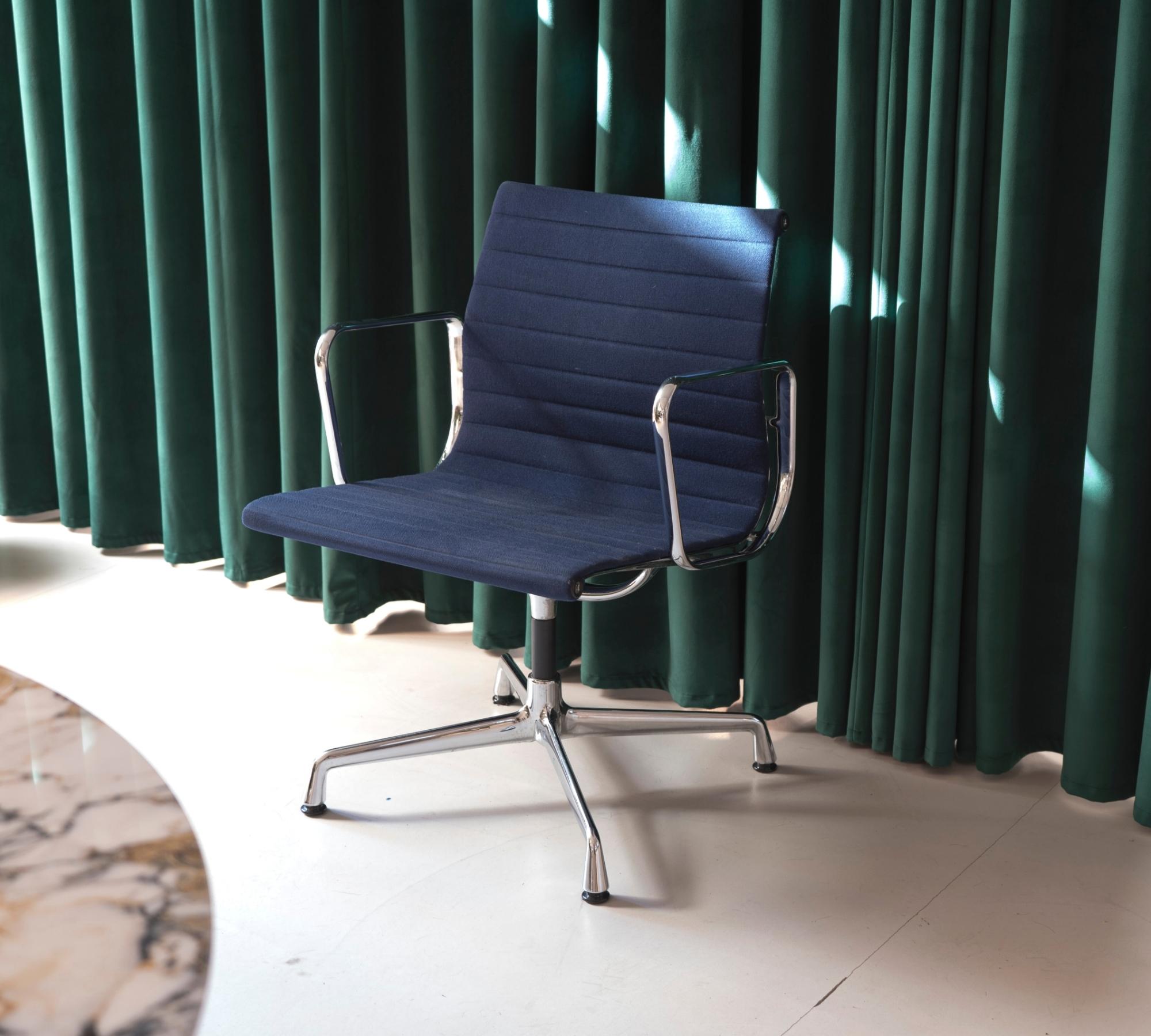 Vitra EA 107 Aluminum Chair Hopsak Blau