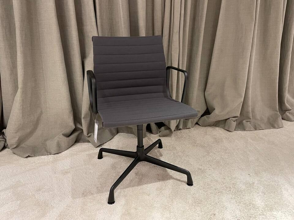 Vitra EA104 Armlehnstuhl Stoff Dunkelgrau Aluminium