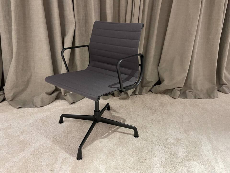 Vitra EA104 Armlehnstuhl Stoff Dunkelgrau Aluminium