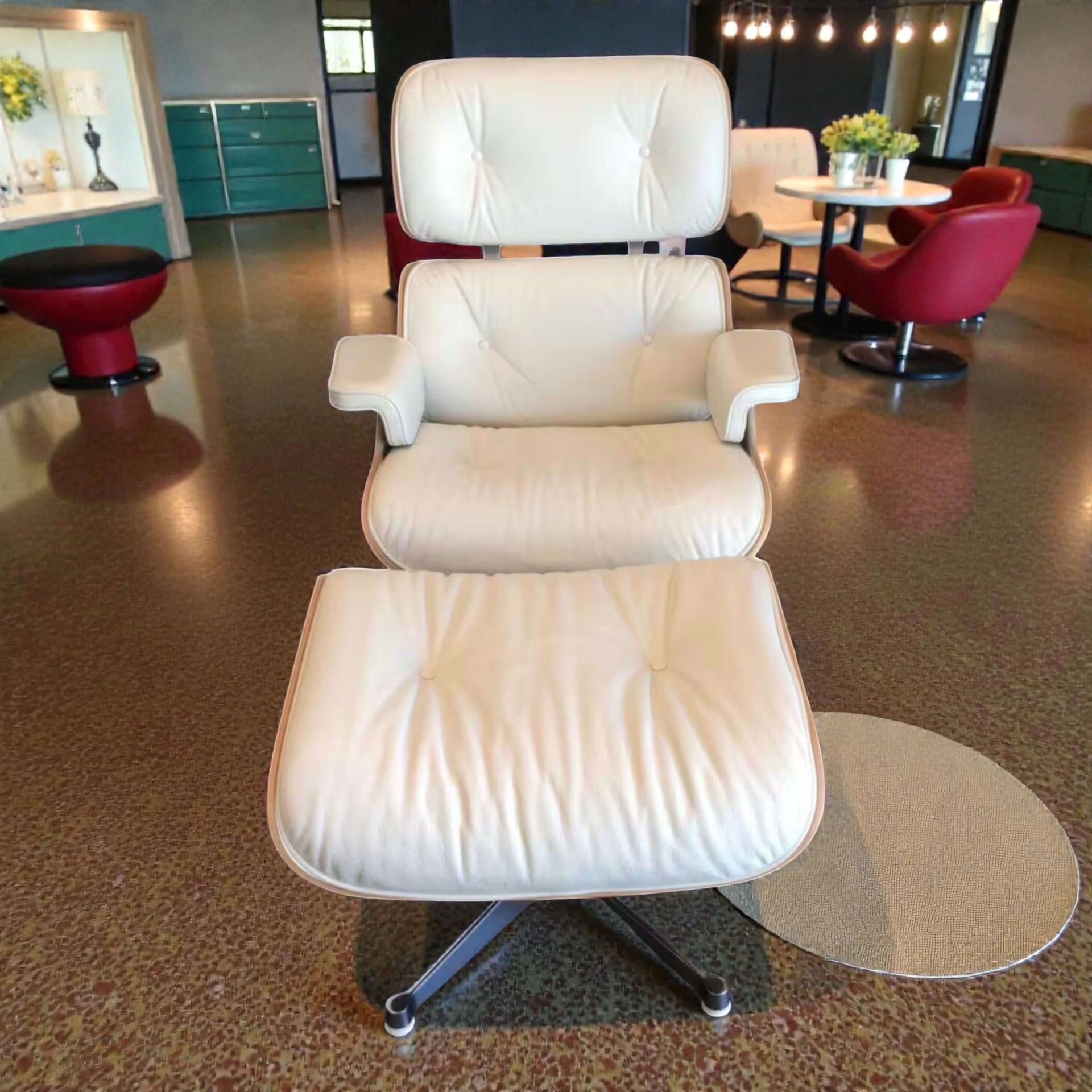 Vitra Sessel Lounge Chair mit Ottoman Leder Weiß Nussbaum