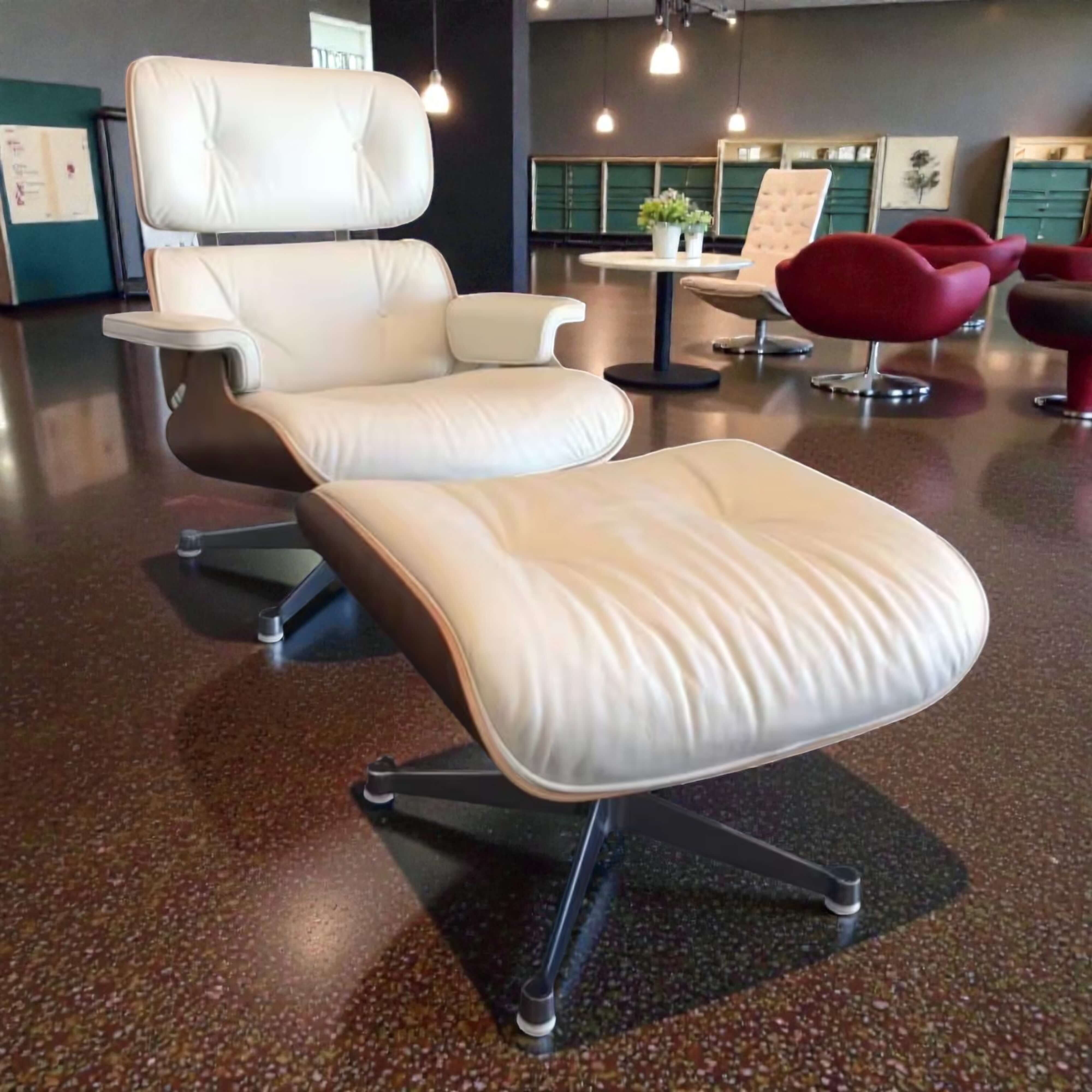Vitra Sessel Lounge Chair mit Ottoman Leder Weiß Nussbaum