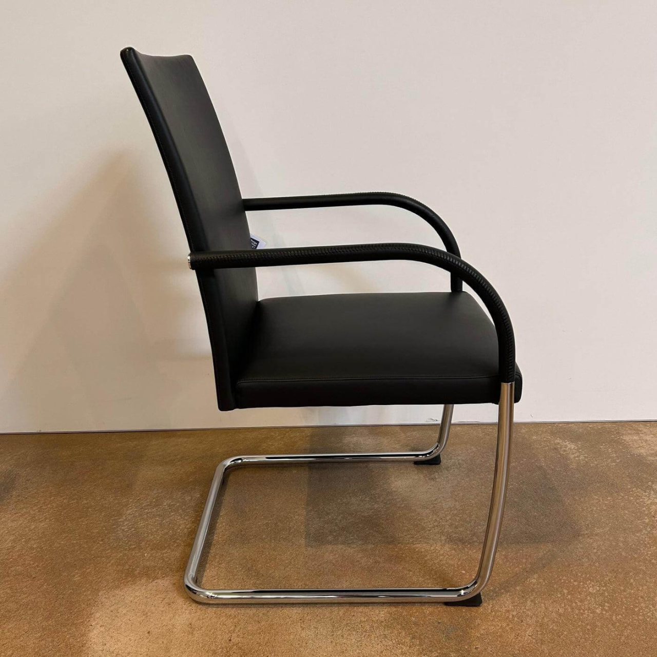 Walter Knoll Freischwinger George 1572 Black Leather Round