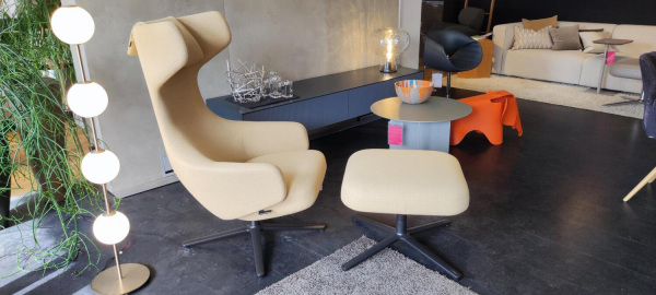 Vitra Sessel Grand Repos Stoff Dumet Ocker mit Hocker