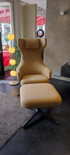 Vitra Sessel Grand Repos Stoff Dumet Ocker mit Hocker