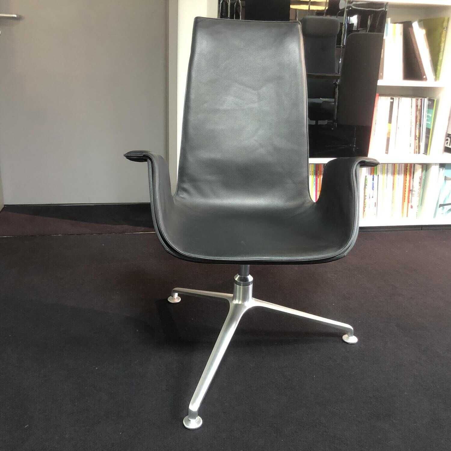FK Schalensessel Leder 65 Schwarz Aluminium Kreuzfuß