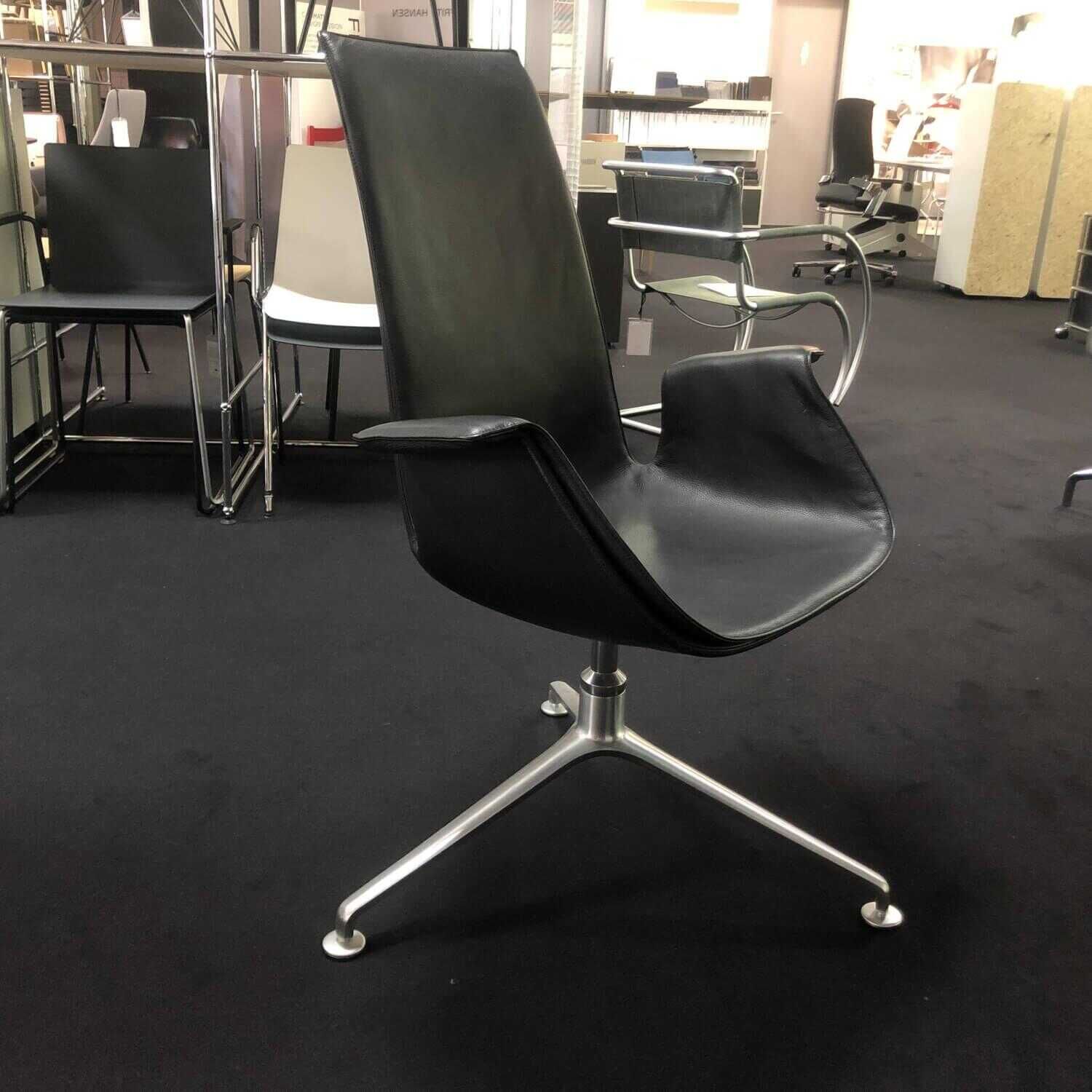 FK Schalensessel Leder 65 Schwarz Aluminium Kreuzfuß