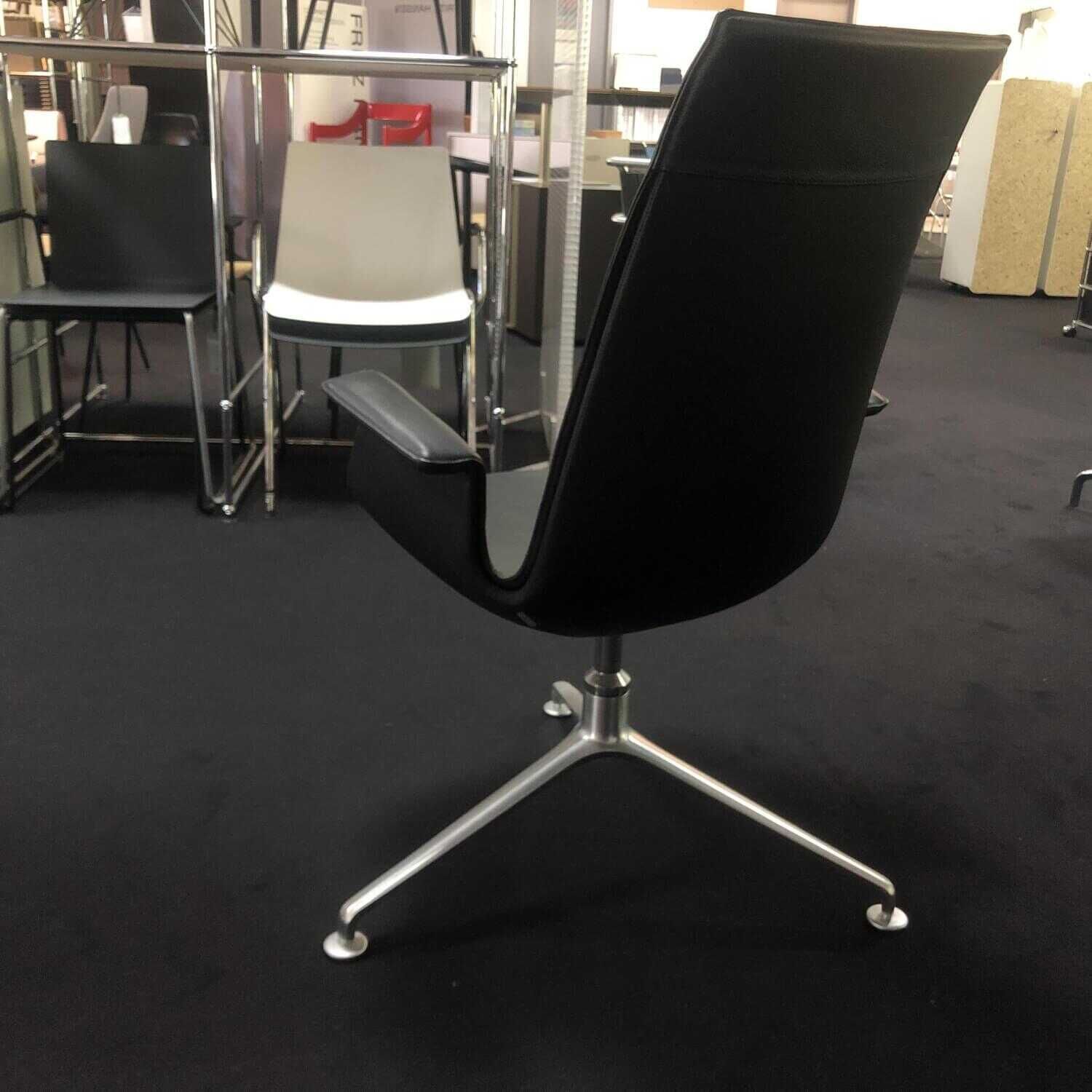 FK Schalensessel Leder 65 Schwarz Aluminium Kreuzfuß
