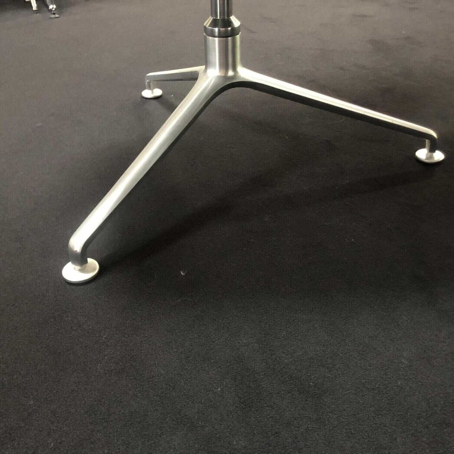 FK Schalensessel Leder 65 Schwarz Aluminium Kreuzfuß