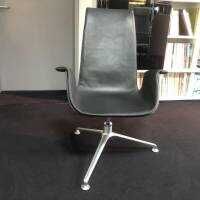 FK Schalensessel Leder 65 Schwarz Aluminium Kreuzfuß