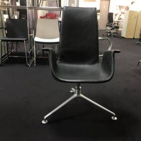 FK Schalensessel Leder 65 Schwarz Aluminium Kreuzfuß