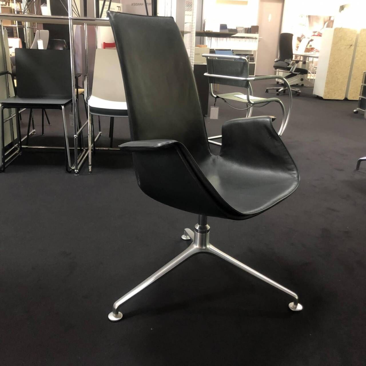 FK Schalensessel Leder 65 Schwarz Aluminium Kreuzfuß