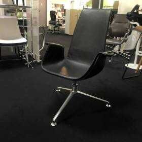FK Schalensessel Leder 65 Schwarz Aluminium Kreuzfuß