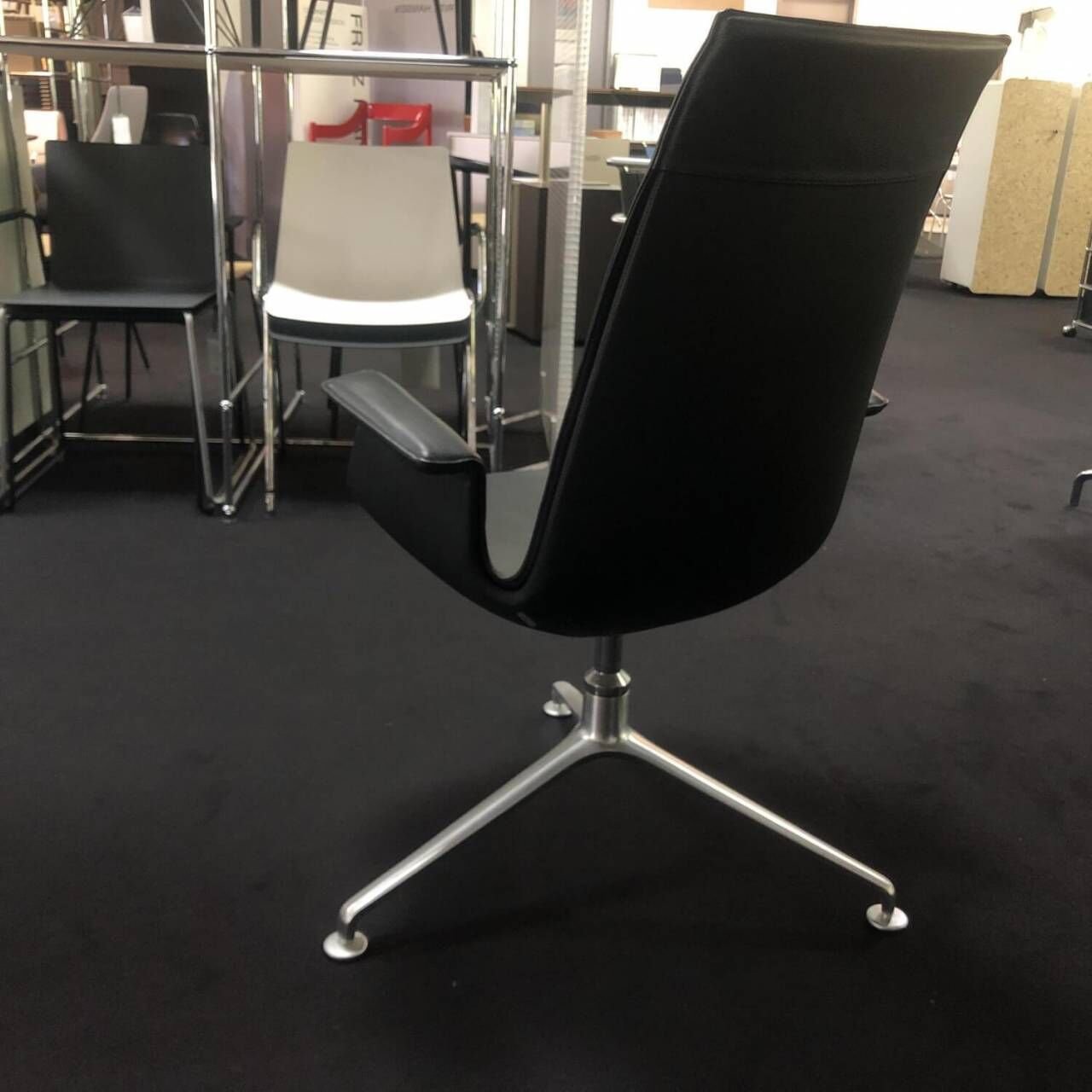 FK Schalensessel Leder 65 Schwarz Aluminium Kreuzfuß