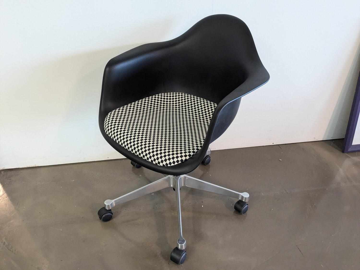 Eames Kunststoff Sessel PACC Stoff Checker Schwarz Weiß