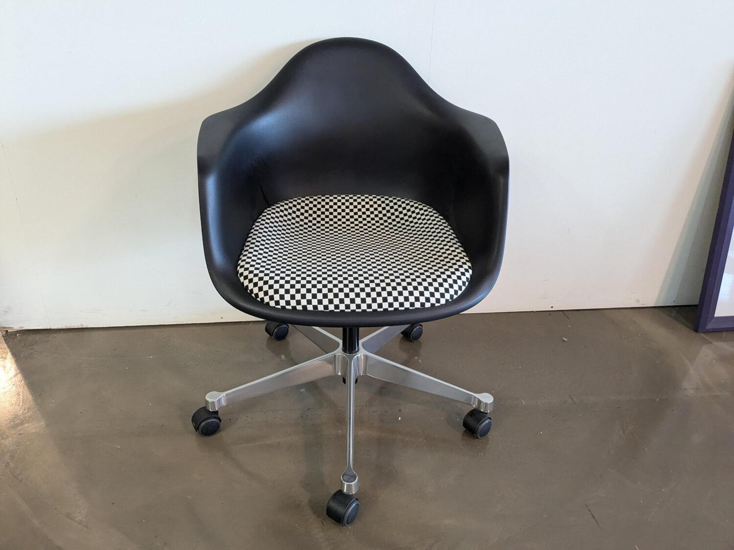 Eames Kunststoff Sessel PACC Stoff Checker Schwarz Weiß