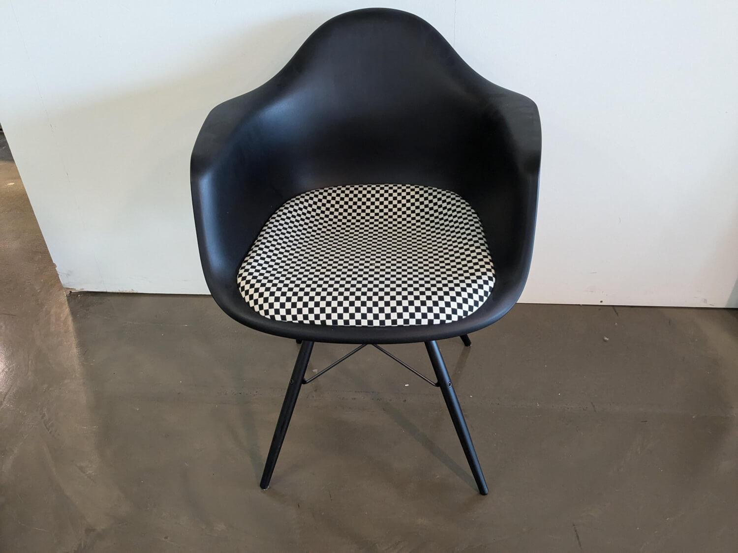 Eames Kunststoff-Sessel DAW Stoff Checker 01 Schwarz Weiß