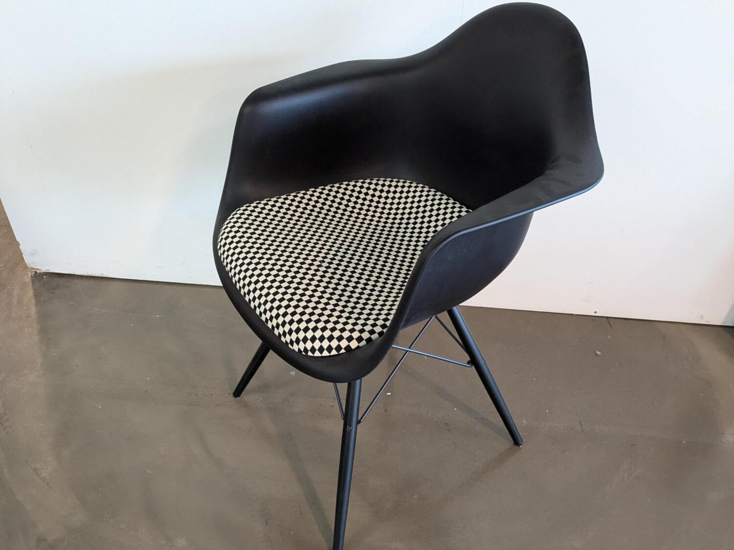 Eames Kunststoff-Sessel DAW Stoff Checker 01 Schwarz Weiß