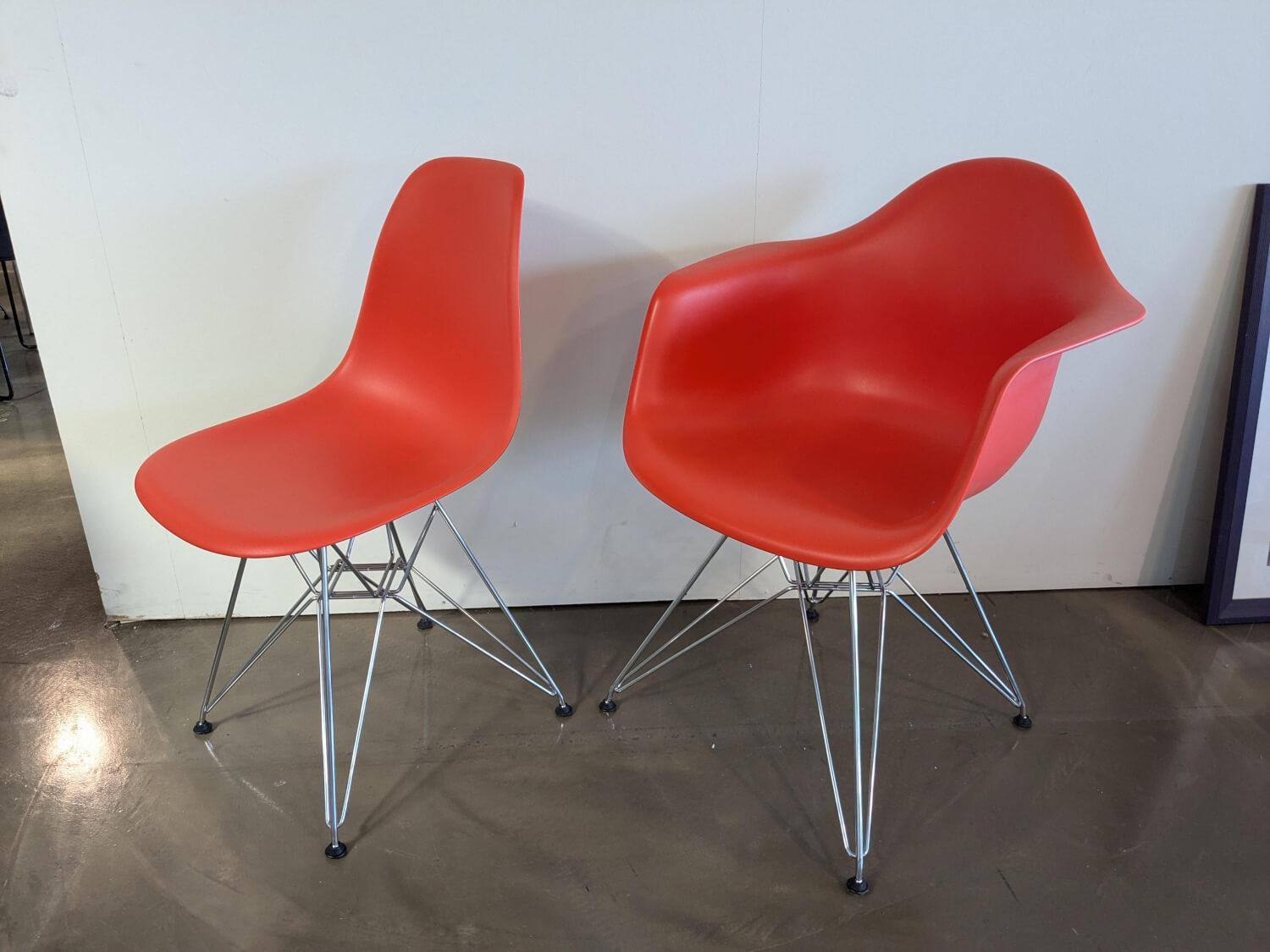 Vitra Eames Plastic Sidechair und Armchair Rot Kunststoff