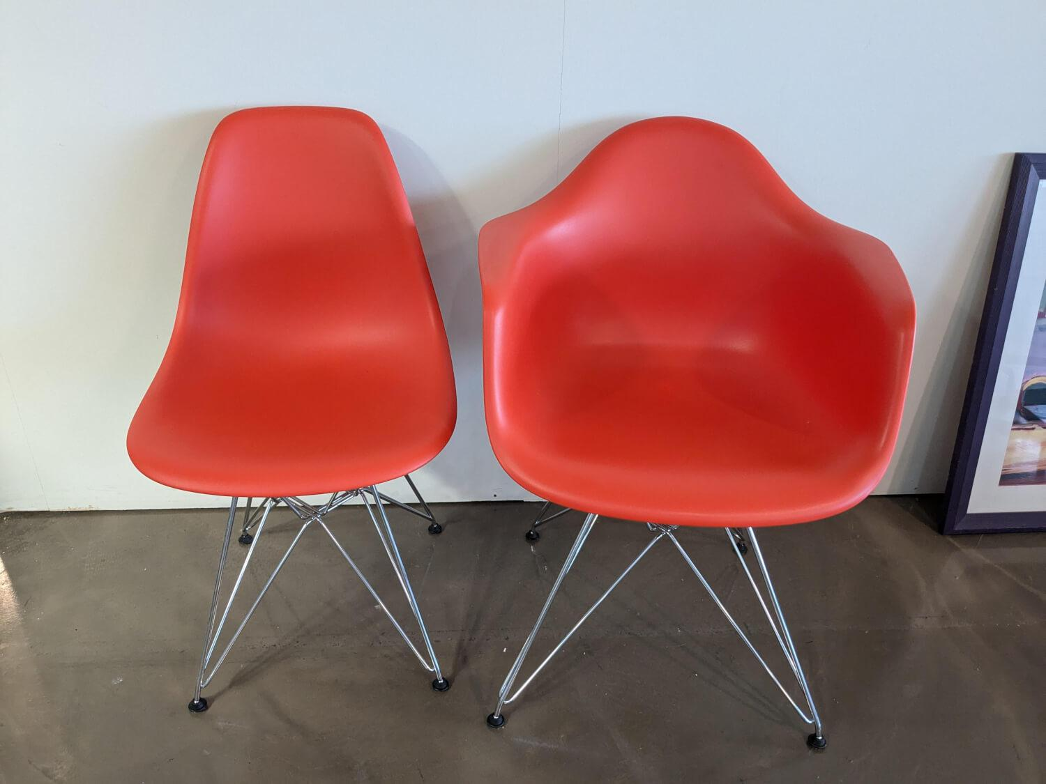 Vitra Eames Plastic Sidechair und Armchair Rot Kunststoff