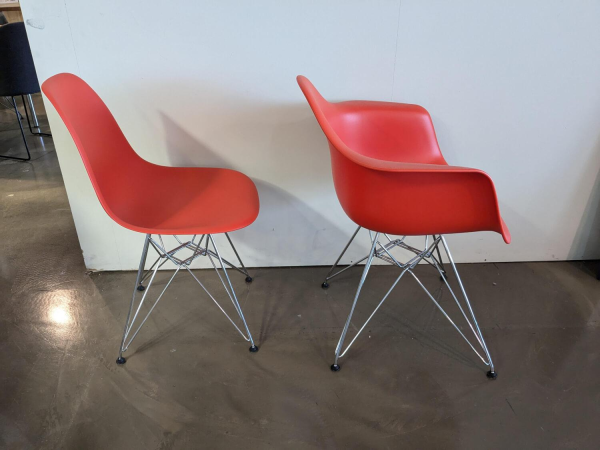 Vitra Eames Plastic Sidechair und Armchair Rot Kunststoff