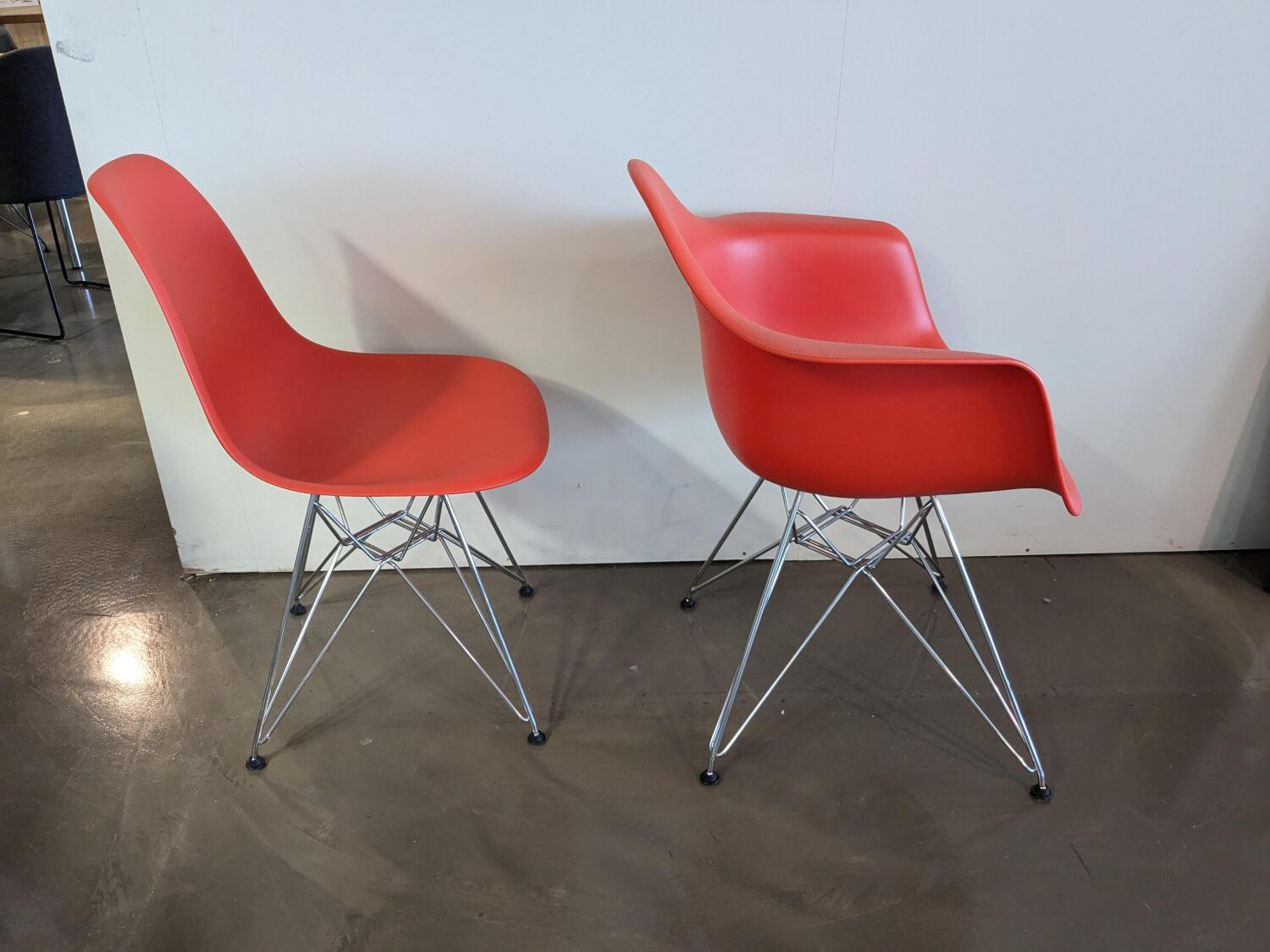 Vitra Eames Plastic Sidechair und Armchair Rot Kunststoff
