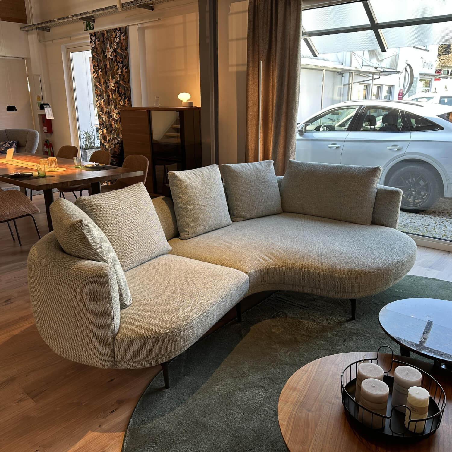 Walter Knoll Ecksofa Maaru Stoff Safire Sage Grün mit Kissen
