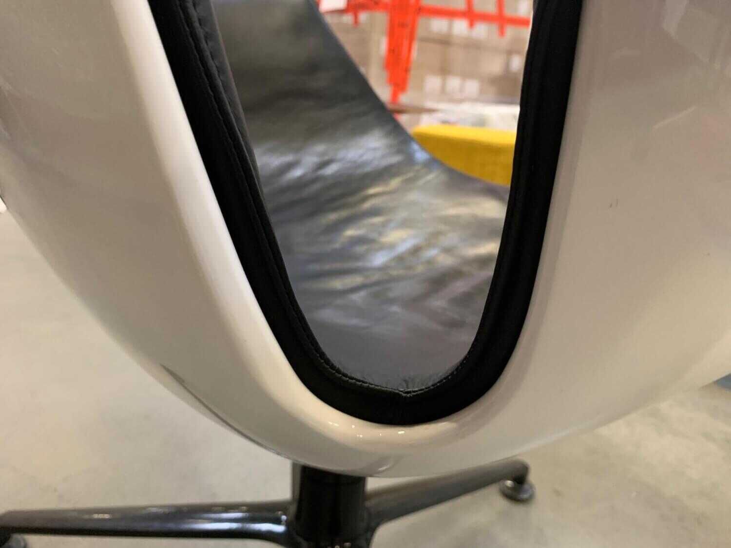 Schalensessel FK Leder Schwarz Schale Weiß Gestell Aluminium