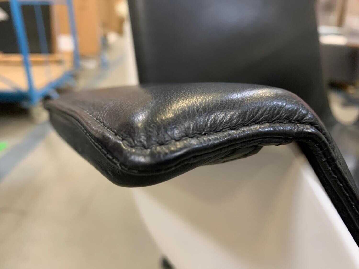 Schalensessel FK Leder Schwarz Schale Weiß Gestell Aluminium