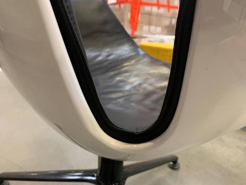 Schalensessel FK Leder Schwarz Schale Weiß Gestell Aluminium